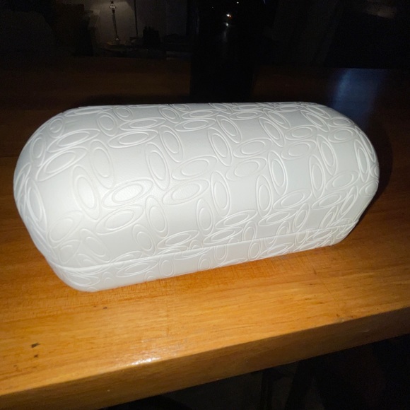 Women’s Oakley Sunglasses - Picture 3 of 3